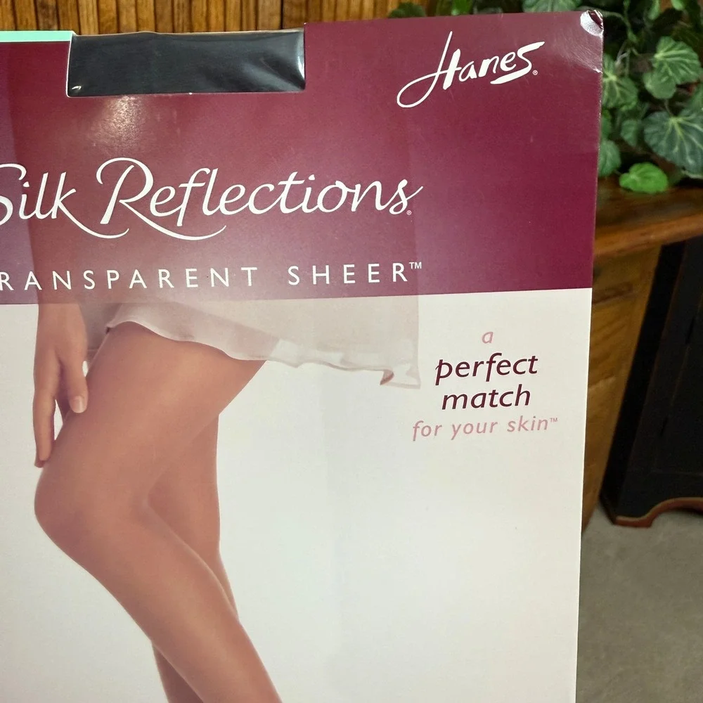 Hanes Silk Reflections Pantyhose Women EF Black NEW Transparent Sheer 0A662